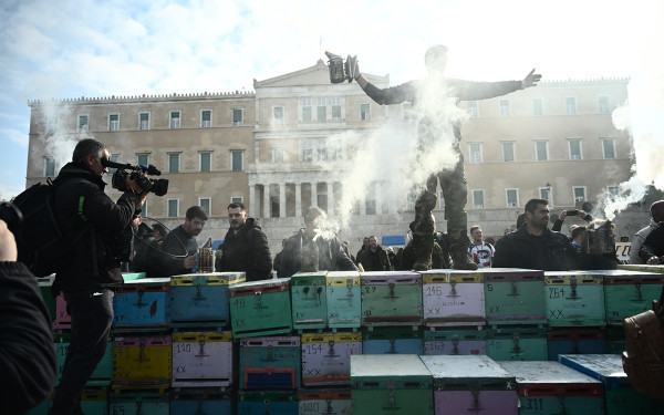 Χίλιοι μελισσοκόμοι έφτασαν στο Σύνταγμα - Θα συναντηθούν με Αυγενάκη (βίντεο)