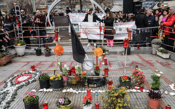 Τέμπη: Συγκίνηση στα αποκαλυπτήρια του μνημείου στη Λάρισα για τους 57 νεκρούς (βίντεο, φωτ.)