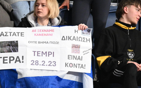 Η φωτογραφία της ημέρας: «Βαστάτε γερά, ούτε βήμα πίσω για τα θύματα των Τεμπών»