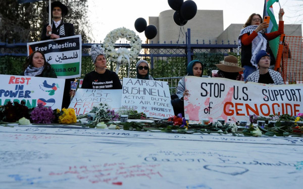 ΗΠΑ: Υπέκυψε στα τραύματά του ο Αμερικανός σμηνίας που αυτοπυρπολήθηκε μπροστά στην πρεσβεία του Ισραήλ