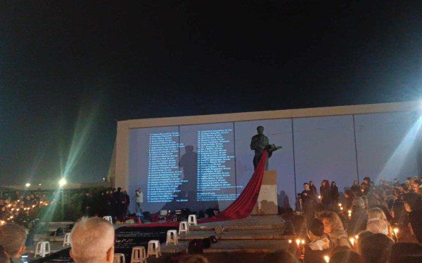 ΑΠΘ: Με κεριά και μια συγκινητική performance τίμησαν τους συμφοιτητές τους που χάθηκαν στα Τέμπη (βίντεο, φωτ.)