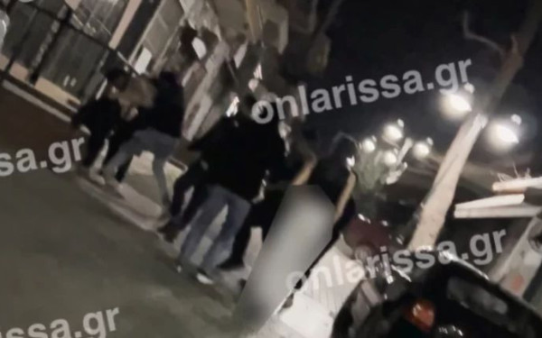 Λάρισα: Άγριος ξυλοδαρμός άνδρα από ομάδα νεαρών - Τον χτυπούσαν με μανία σε όλο του το σώμα (βίντεο, φωτ.)