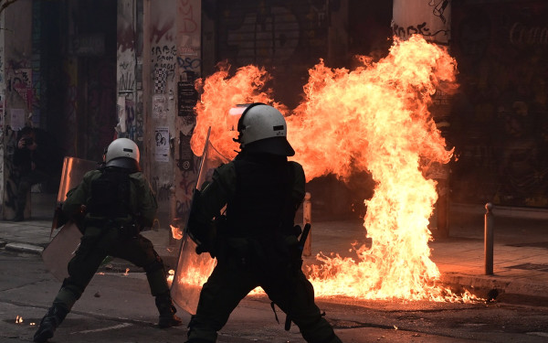 Αθήνα: Μολότοφ και «Αύρες» μπροστά από τη Βουλή μετά την πορεία για τα Τέμπη (βίντεο, φωτ.)