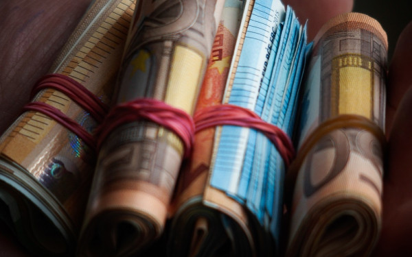 Με ρυθμούς... χελώνας η εισροή κεφαλαίων από το Ταμείο Ανάκαμψης στις οικονομίες των χωρών της Ε.Ε.