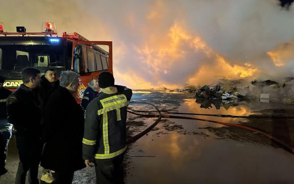 Τέθηκε υπό έλεγχο η φωτιά σε μπαζότοπο στο Ωραιόκαστρο (βίντεο)
