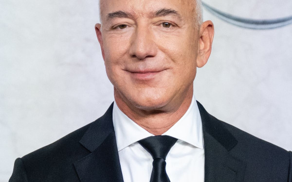 Λευκός Οίκος κατά Amazon: Η πλατφόρμα δείχνει την επιβάρυνση στις τιμές προϊόντων από τους δασμούς Τραμπ