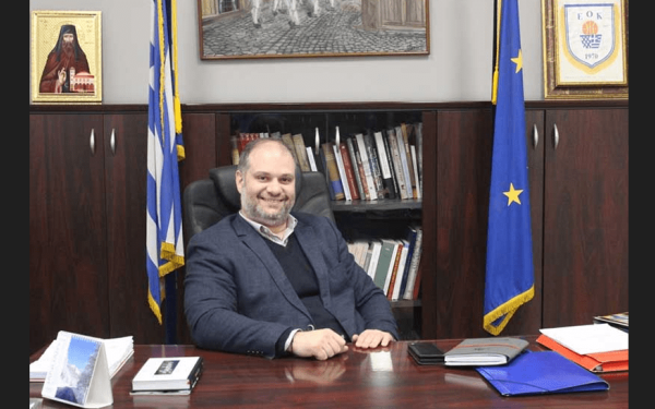 Επεισόδιο του δημάρχου Νάουσας στην Αποκεντρωμένη μετά την απόφαση να τεθεί σε αργία - Κατατέθηκε μήνυση σε βάρος του και συνελήφθη - Τι απαντάει