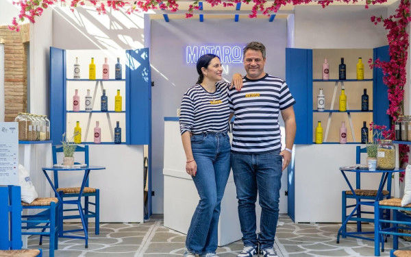 Ζευγάρι από την Αριδαία παράγει και εξάγει ελληνικό τζιν στον Καναδά και το Χονγκ Κόνγκ