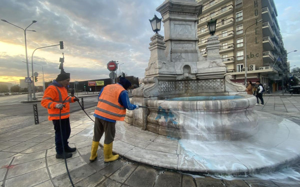 Θεσσαλονίκη: Έβαψαν με σπρέι το εμβληματικό «Συντριβάνι» (φωτ.)