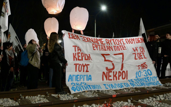 Πολίτες φώναξαν για τις ψυχές στα Τέμπη: «Δεν ξεχνάμε αυτούς που δεν έφτασαν ποτέ» (φωτ.)