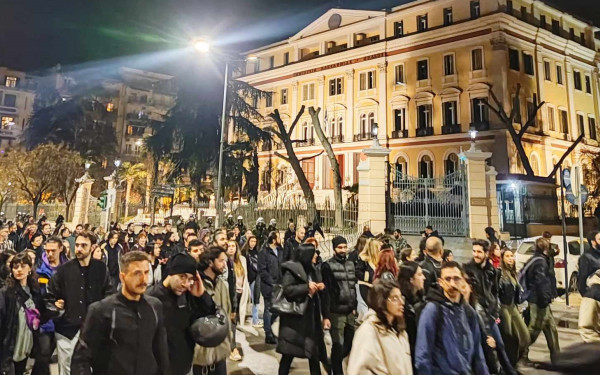 Θεσσαλονίκη - Συγκέντρωση στον ΟΣΕ και πορεία για τα Τέμπη: «Το αίμα δεν έχει στεγνώσει - Όχι στη συγκάλυψη» (φωτ.)
