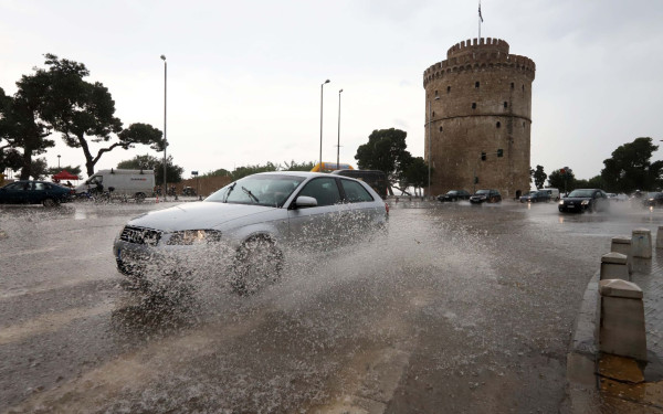 Άρχισαν οι καταιγίδες και στη Θεσσαλονίκη