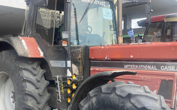 Θεσσαλονίκη: Σε δρόμο κοντά στο πάρκο της Θέρμης έβγαλαν τα τρακτέρ αγρότες της περιοχής