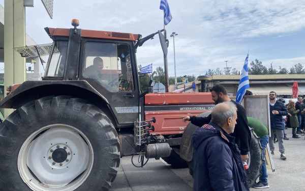 Αγρότες: Κλιμακώνουν τις κινητοποιήσεις τους στην Αιγιάλεια - Έκλεισαν για λίγη ώρα την παλαιά εθνική οδό Πατρών - Κορίνθου
