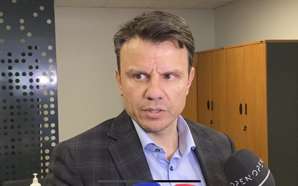 Θεαγένειο: Αντιδράσεις για τον ασθενή στις καρέκλες αναμονής - «Υπήρχαν χώροι ανάνηψης» λέει ο διοικητής της 4ης ΥΠΕ (βίντεο)