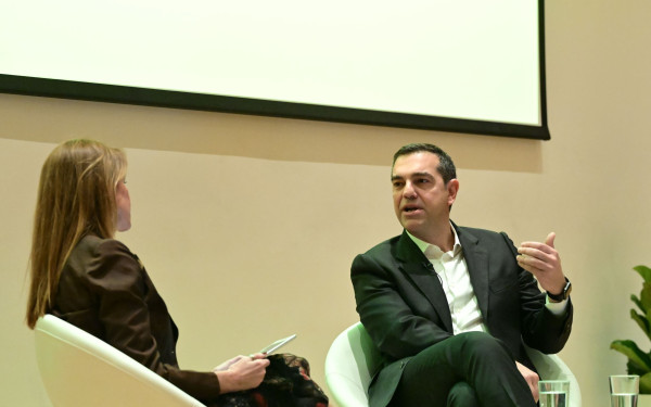 Τσίπρας στο συνέδριο «Μεταπολίτευση 50 χρόνια»:  Σε Novartis και τηλεοπτικές άδειες, η διαχείρισή μας ήταν ατυχής (βίντεο)