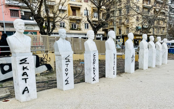 Άγνωστοι βανδάλισαν τα μνημεία στην πλατεία Μακεδονομάχων