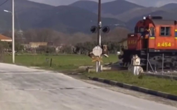 Ξάνθη: Οδηγός τρένου σταματά και κατεβαίνει να ελέγξει αφύλακτη διάβαση για αυτοκίνητα (βίντεο)