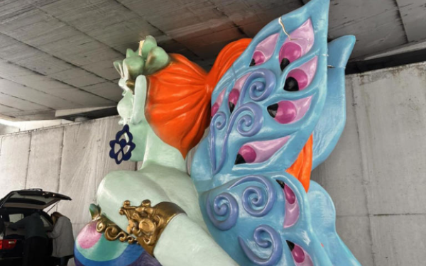 Αθήνα: Καρναβαλικό άρμα σφήνωσε σε γέφυρα στο Μοσχάτο (φωτ.)