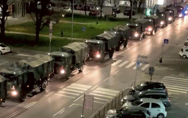 Η Ιταλία τιμά τα θύματα του κορονοϊού - Σήμερα η επέτειος του κομβόι με τα φέρετρα στο Μπέργκαμο