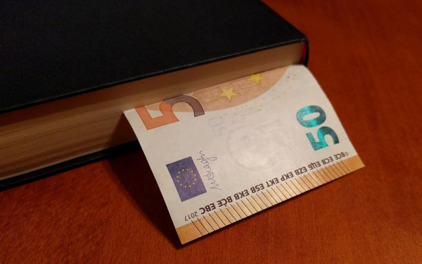 Σε φροντιστήρια και ιδιαίτερα «φεύγει» το 1/3 του μισθού