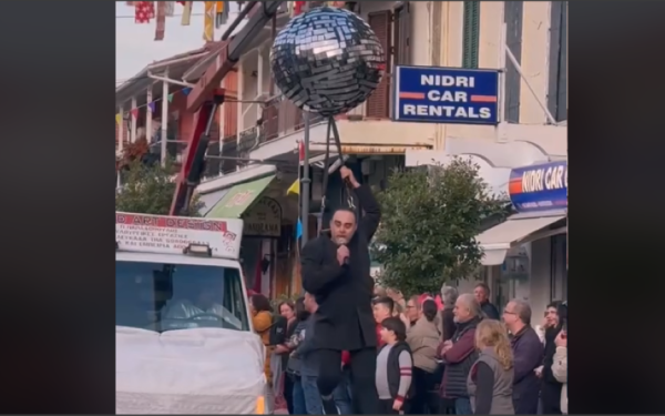 Λευκάδα: Ντύθηκε Ηλίας Βρεττός και κρεμόταν από ντισκόμπαλα σε γερανό (βίντεο)
