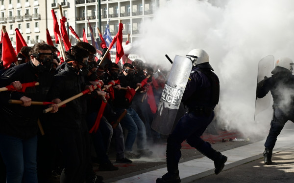 Πανεπιστημιούπολη: Επεισόδια με μολότοφ και φωτιές - Δείτε βίντεο