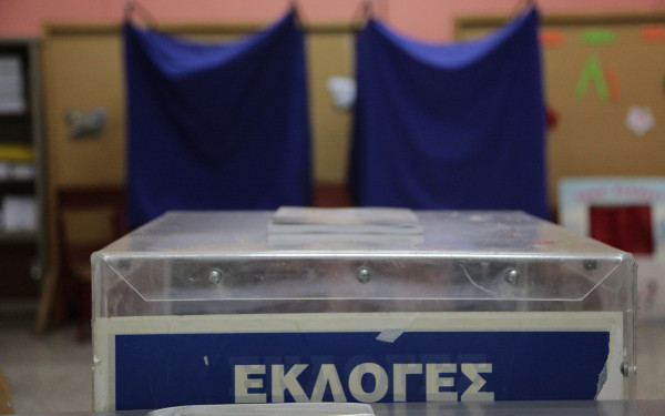 Δημοσκόπηση RealPolls: Οριακή άνοδος για τη ΝΔ μετά τη ΔΕΘ – Χαμηλές πτήσεις για τα κόμματα της αντιπολίτευσης