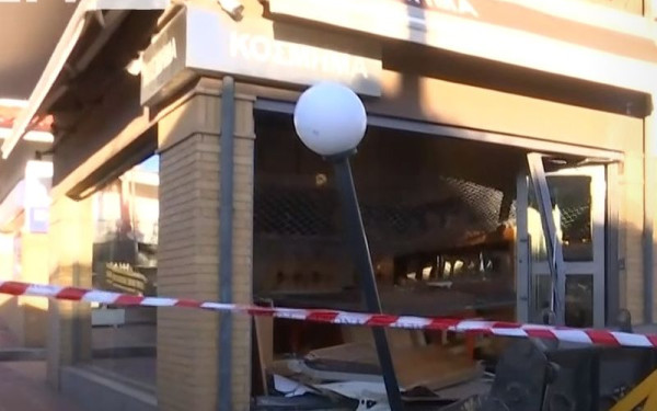 Καπανδρίτι: Κινηματογραφική απόπειρα διάρρηξης σε κοσμηματοπωλείο - Μπούκαραν με... εκσκαφέα (βίντεο)