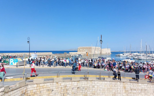 Το «Καστρινό Καρναβάλι» έκανε και φέτος παρέλαση στον δήμο Ηρακλείου (βίντεο, φωτ.)