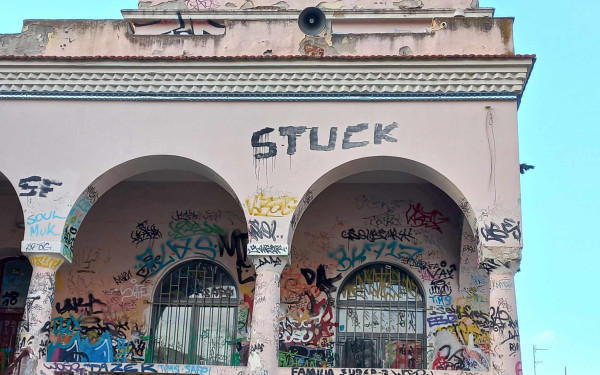 Θεσσαλονίκη - 1o Δημοτικό Σχολείο: «Βασιλεύουν» τα γκράφιτι και οι εικόνες που άφησαν πίσω τους οι βάνδαλοι