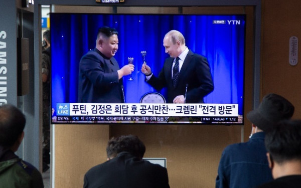 Β. Κορέα: Ο Κιμ Γιονγκ Ουν βγήκε βόλτα με τη λιμουζίνα - δώρο του Πούτιν