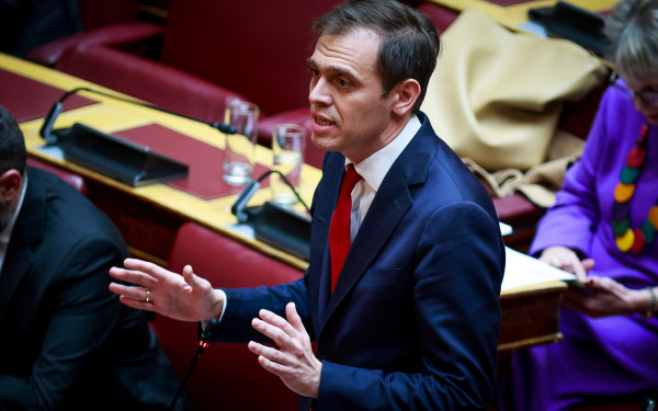 Αλλαγή στάσης του ΠΑΣΟΚ για το άρθρο 16: Δεν θα το ψηφίσουμε, είπε ο Δ. Μάντζος - Είναι η έκτη σας κυβίστηση, η απάντηση Πιερρακάκη