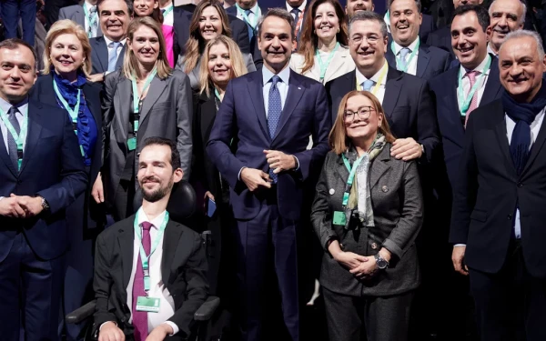 Ο Μπρατάκος των δύσκολων αποστολών, η επιστροφή της Σπυράκη και το πολιτικό τσίγκλισμα του Μητσοτάκη προς τα δεξιά και το ΚΚΕ. Γράφει ο Μπoξέρ*