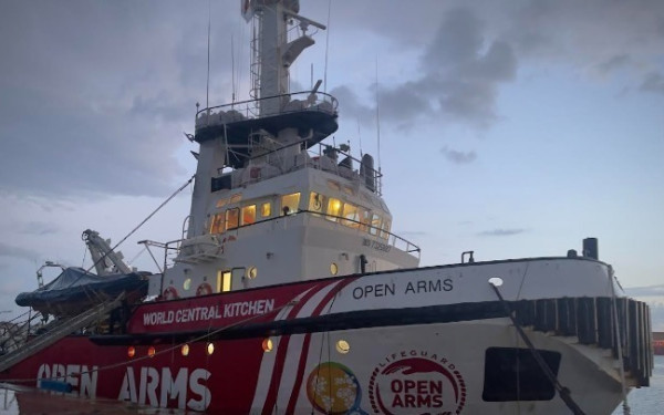 Άρχισε να ξεφορτώνεται στη Γάζα η ανθρωπιστική βοήθεια που μετέφερε το πλοίο «Open arms» από την Κύπρο