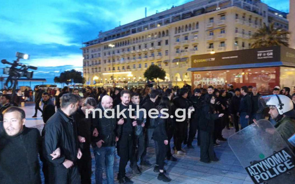 Θεσσαλονίκη: Πεδίο έντασης με αστυνομικούς, αντεξουσιαστές, φοιτητές κι εθνικιστές η Αριστοτέλους για την ταινία «Αδέσποτα Κορμιά» (βίντεο & φωτ.)