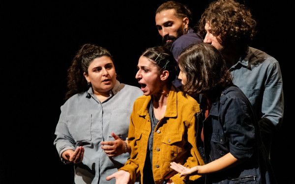 «Προσοχή: Εκτελούνται Έργα»: Μετά τα sold out η παράσταση επιστρέφει στο Μελίνα Μερκούρη