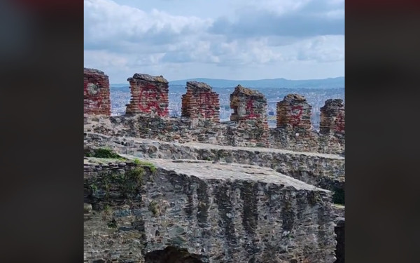 Θεσσαλονίκη: Βανδάλισαν με σπρέι τον Πύργο του Τριγωνίου στα Κάστρα (βίντεο)