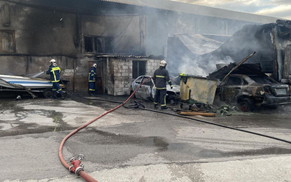 Θεσσαλονίκη: Φωτιά σε χώρο στάθμευσης στη δυτική είσοδο της πόλης (βίντεο, φωτ.)