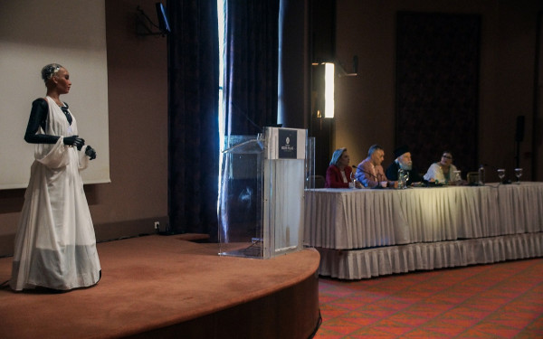 Το ρομπότ Sophia συστήθηκε στην Ελλάδα (βίντεο, φωτ.)