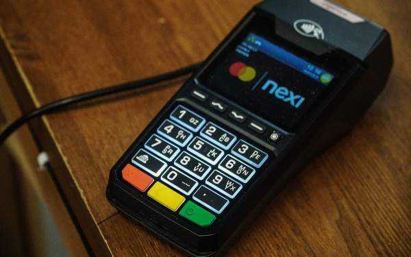 ΑΑΔΕ: Το 90% των επιχειρήσεων είτε έχει διασυνδέσει το POS με την ταμειακή είτε έχει δεσμευθεί να κλείσει ραντεβού