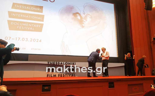 26ο ΦΝΘ: Ο Πάνος Κούτρας απένειμε τον Χρυσό Αλέξανδρο στον Παναγιώτη Ευαγγελίδη