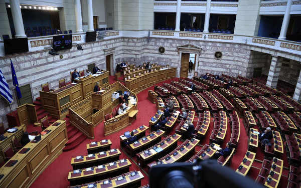 Άναψαν τα αίματα στη Βουλή για τον Μίχο - «Πυρά» της αντιπολίτευσης σε Φλωρίδη