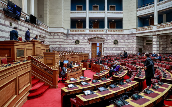 Εξεταστική για τα Τέμπη: Η πρόταση της πλειοψηφίας εγκρίθηκε ως το πόρισμα της επιτροπής