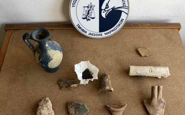 Μεσσηνία: Σύλληψη 2 ανδρών γιατί κατείχαν αρχαίους αμφορείς και ναρκωτικά