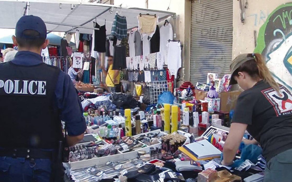 Ξηλώνουν πάγκους, σηκώνουν τα σεντόνια των παράνομων πωλητών στις λαϊκές - Σε ποιες θα γίνει νέο «ντου»