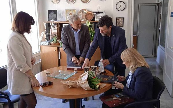 Η Άννα Φόνσου στο δημαρχείο Θέρμης για «Το Σπίτι του Ηθοποιού»