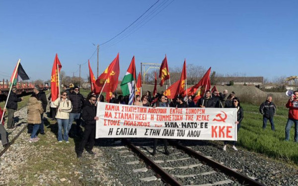 Αλεξανδρούπολη: Το ΚΚΕ και η ΚΝΕ έστησαν μπλόκο και ανάγκασαν να γυρίσει πίσω τρένο με αμερικανικά άρματα μάχης (βίντεο, φωτ.)