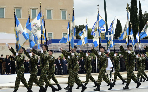 Αθήνα: Προσήχθησαν 7 άτομα επειδή προσπάθησαν να ανοίξουν σημαίες της Παλαιστίνης στην παρέλαση