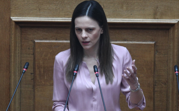 Βουλή - Έφη Αχτσιόγλου: Η κυβέρνηση έχει από τώρα αθωώσει τον κ. Τριαντόπουλο